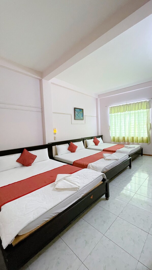 Familienzimmer (6pax) | Allergikerbettwaren, Minibar, Schreibtisch, Verdunkelungsvorhänge