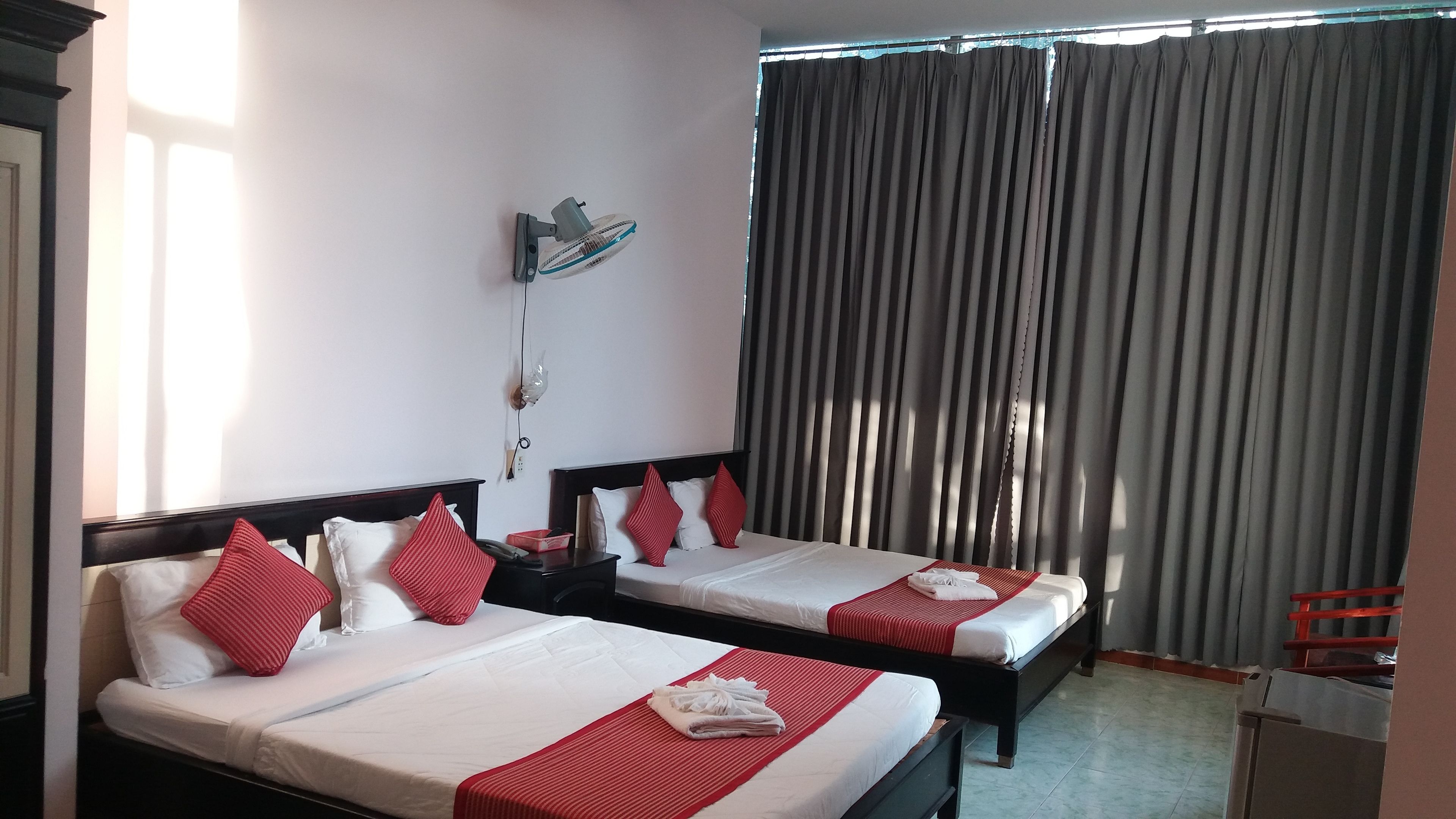 Hypo-allergenic bedding, minibar, desk, blackout curtains