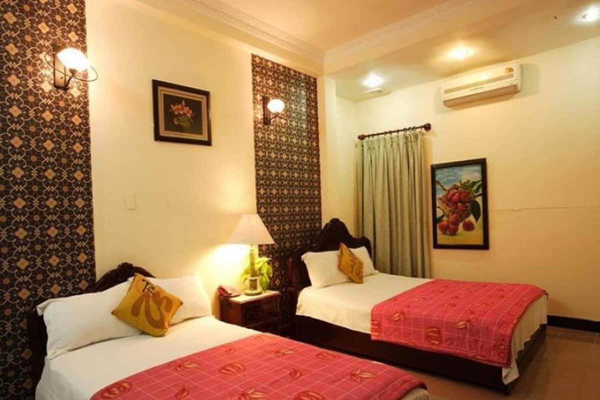 Minibar, desk, WiFi (free)