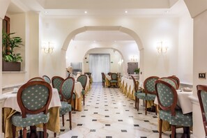 فطور كامل يوميًا بتكلفة قدرها (9 EUR للشخص)