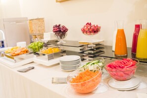 فطور كامل يوميًا بتكلفة قدرها (9 EUR للشخص)