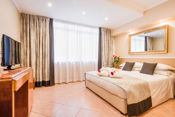 خزنة داخل الغرفة ومكتب وواي فاي مجانًا وملاءات أسرّة