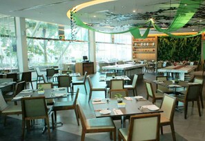 2 間餐廳，供應國際料理