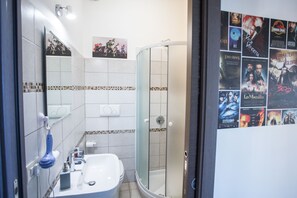 Shower, free toiletries, hair dryer, bidet - Movie Home B&B (Rome)