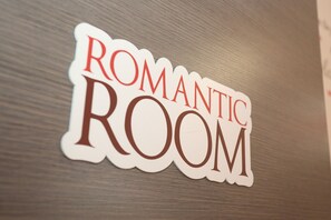 A sign with the words "ROMANTIC ROOM" on a wooden surface. - Movie Home B&B (Rome)