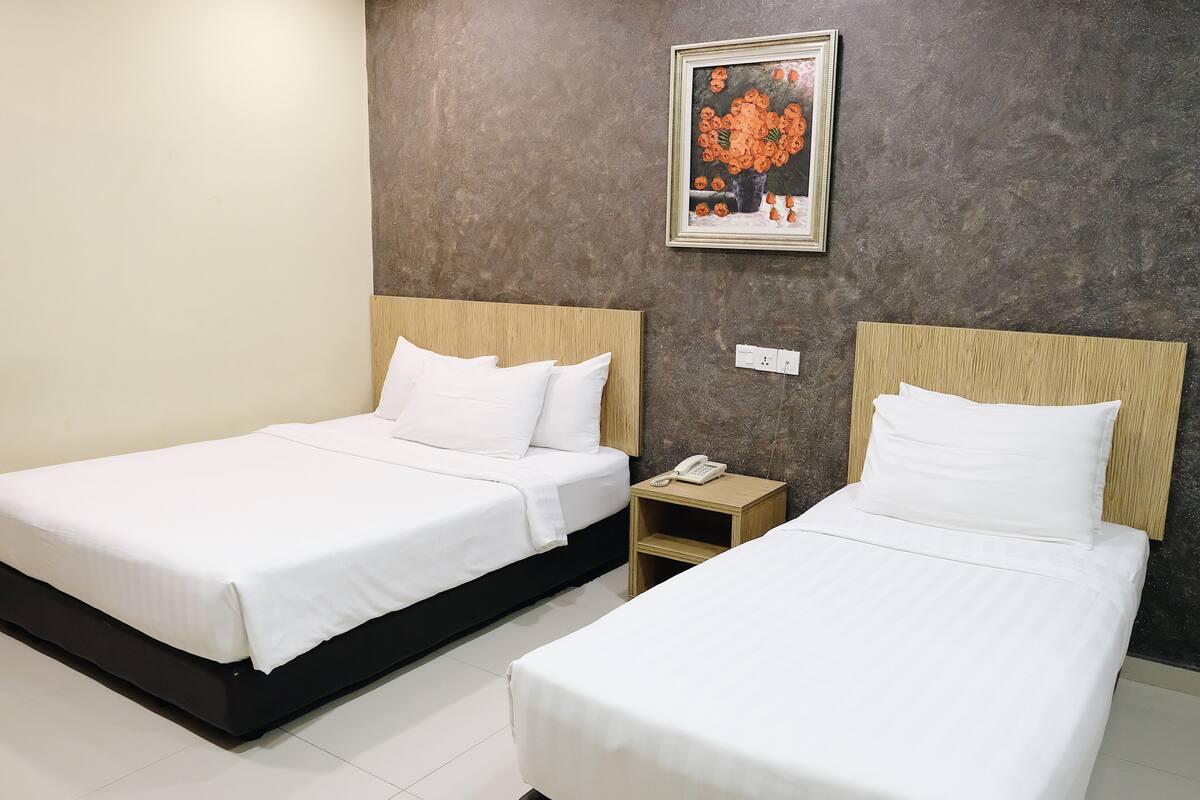 Family Triple Room | Desk, iron/ironing board (on request), WiFi (free)