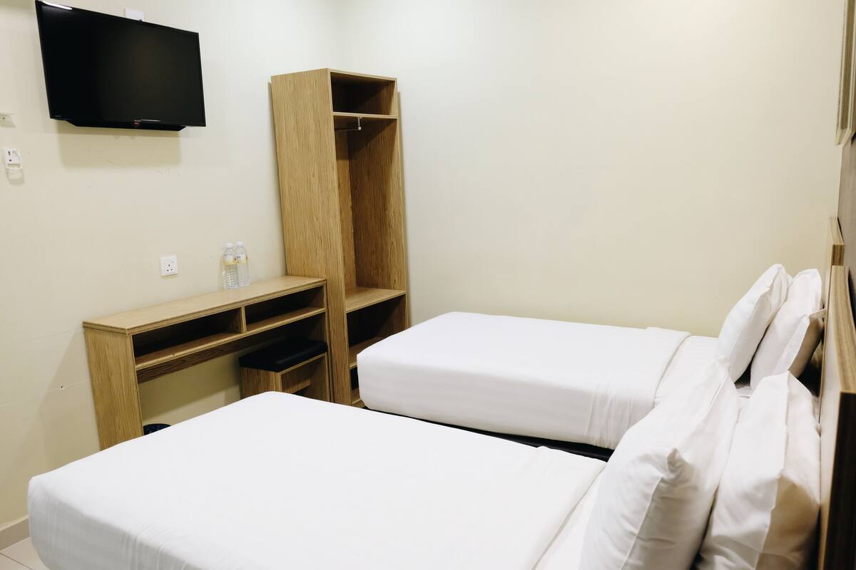 Superior Twin Room (Windowless) | Desk, iron/ironing board (on request), WiFi (free)