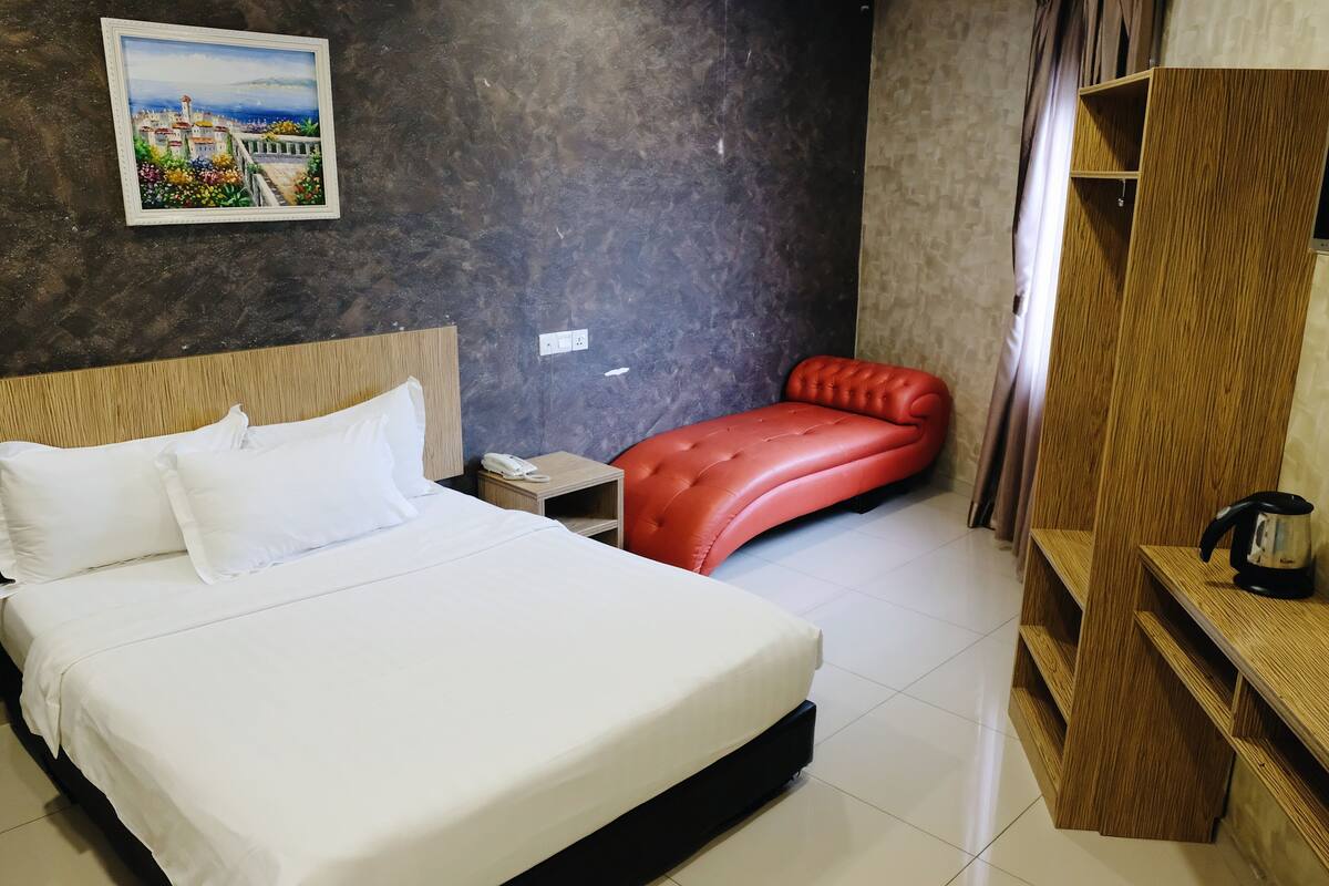 Premium Double Room (With Window) | Desk, iron/ironing board (on request), WiFi (free)