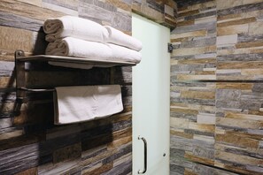 Family Quadruple Room | Bathroom | Shower, free toiletries, hair dryer, towels - Era Plus Hotel (Seri Kembangan)
