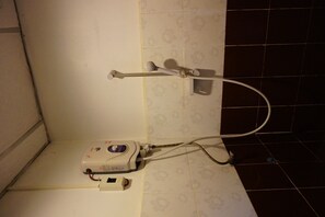 Bathroom shower - Mixok Guesthouse (Vientiane)