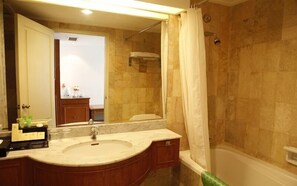 Deluxe Room | Bathroom | Free toiletries, slippers, towels - Resor Tuban Tropis (Tuban)