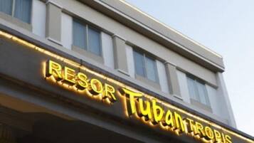 A building with a sign that reads "RESORT TUBATROPIS".