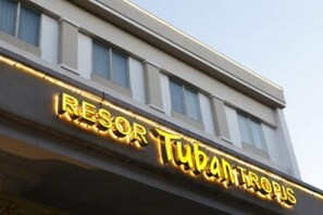 A building with a sign that reads "RESORT TUBATROPIS". - Resor Tuban Tropis (Tuban)