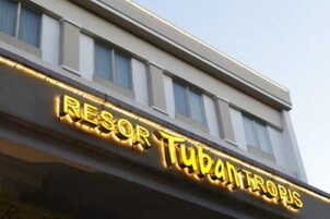 A building with a sign that reads "RESORT TUBATROPIS".