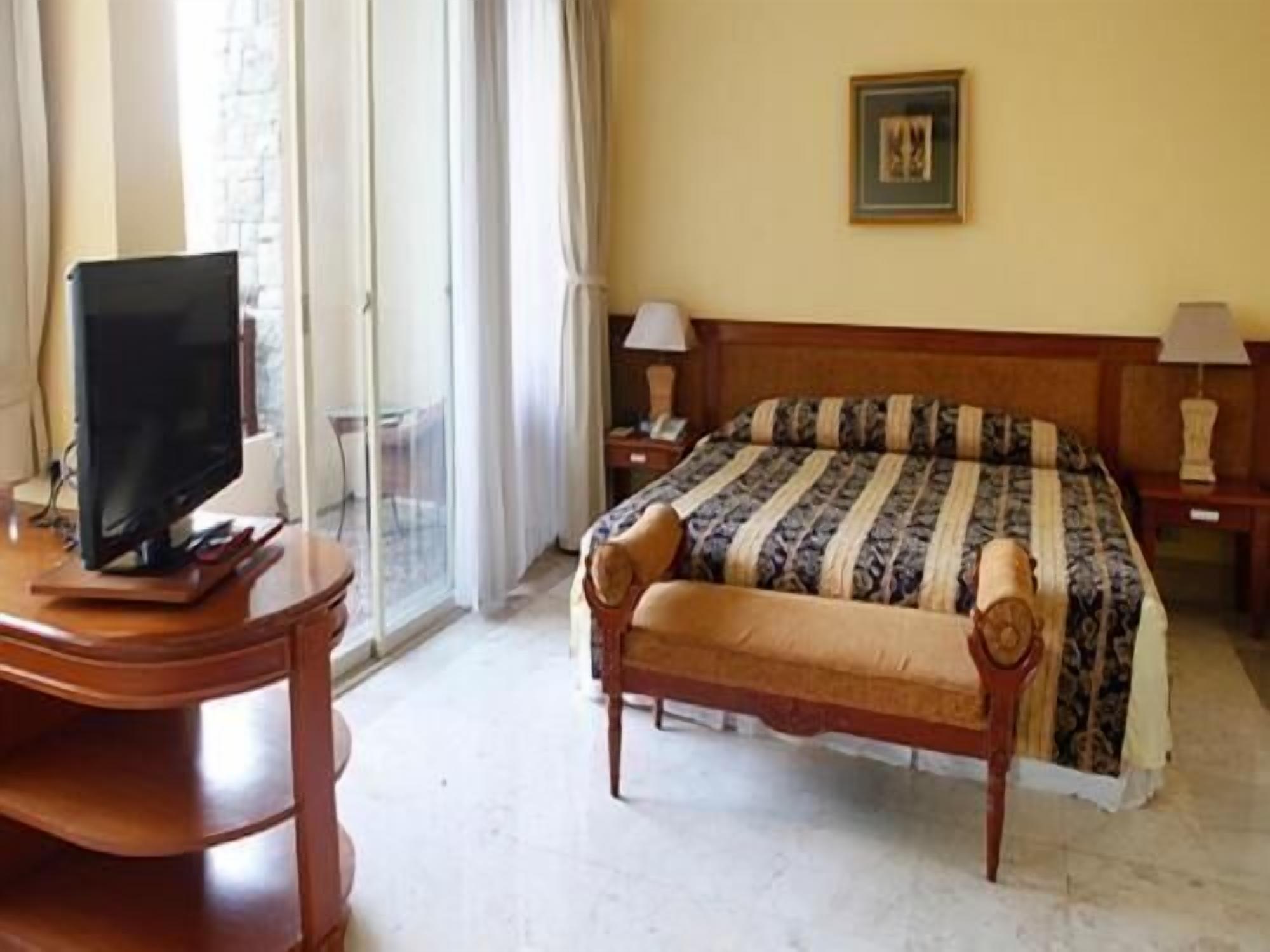 Minibar, coffre-fort, bureau, rideaux d’obscurcissement