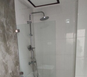 Shower, free toiletries, hair dryer, towels - Chanthasom Guesthouse (Vientiane)