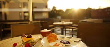 Frokostbuffé hver dag (EUR 27.00 per person)