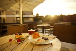 Daily buffet breakfast for a fee
