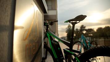 Una bicicleta apoyada en un edificio con un logotipo que dice "max".