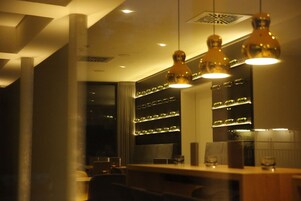 2 Bars/Lounges, Weinbar