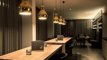 2 bars/lounges, wine bar