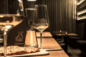 2 Bars/Lounges, Weinbar