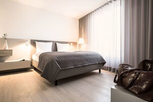 Junior-Suite, 1 Schlafzimmer | Allergikerbettwaren, Daunenbettdecken, Zimmersafe, Schreibtisch