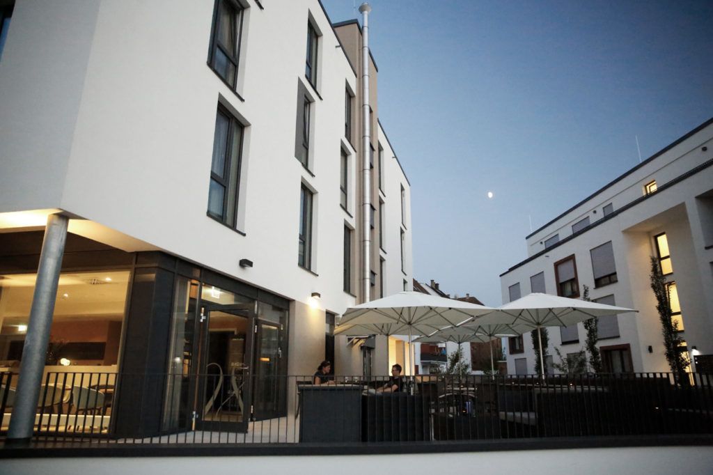 2 bars/lounges, wine bar