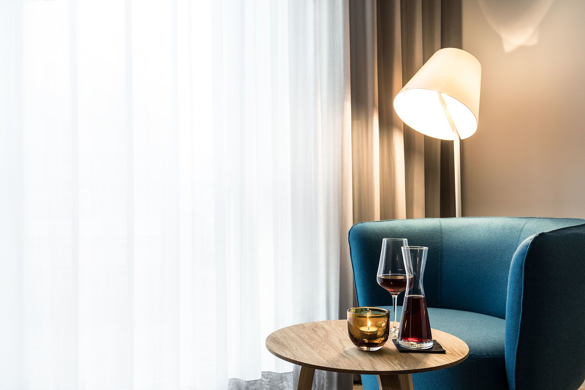 Hypo-allergenic bedding, down duvets, in-room safe, desk