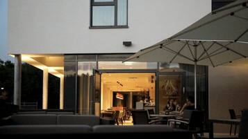 2 Bars/Lounges, Weinbar