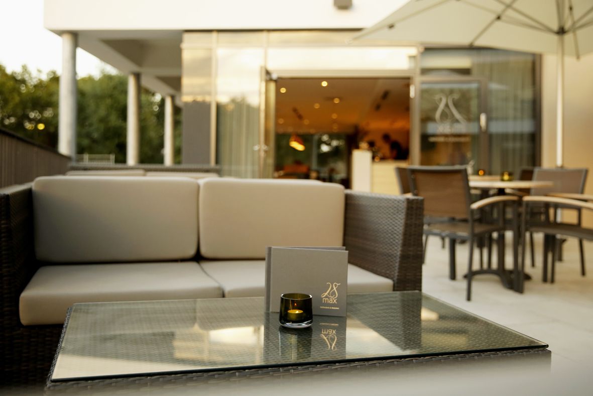 2 bars/lounges, wine bar