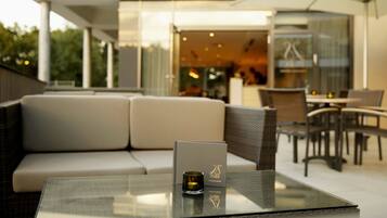 2 bars/lounges, wine bar