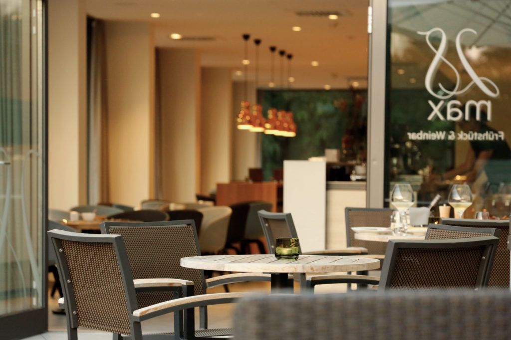 2 bars/lounges, wine bar