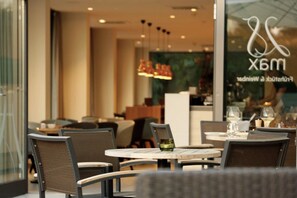 2 bares o lounges, bar de vinos