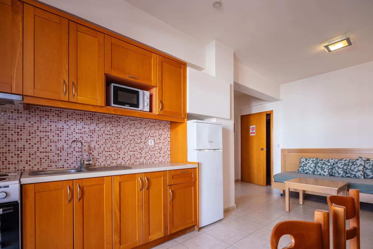 Fridge, stovetop, coffee/tea maker, electric kettle