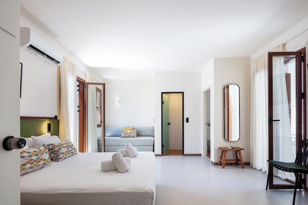Elegant Studio with Balcony | 1 bedroom, hypo-allergenic bedding, in-room safe, desk