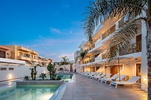 Outdoor pool, pool umbrellas, sun loungers - Aristea Hotel Rethymnon (Rethymno)