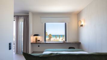 Exclusive Studio Suite, Sea View | Hypo-allergenic bedding, in-room safe, desk, laptop workspace