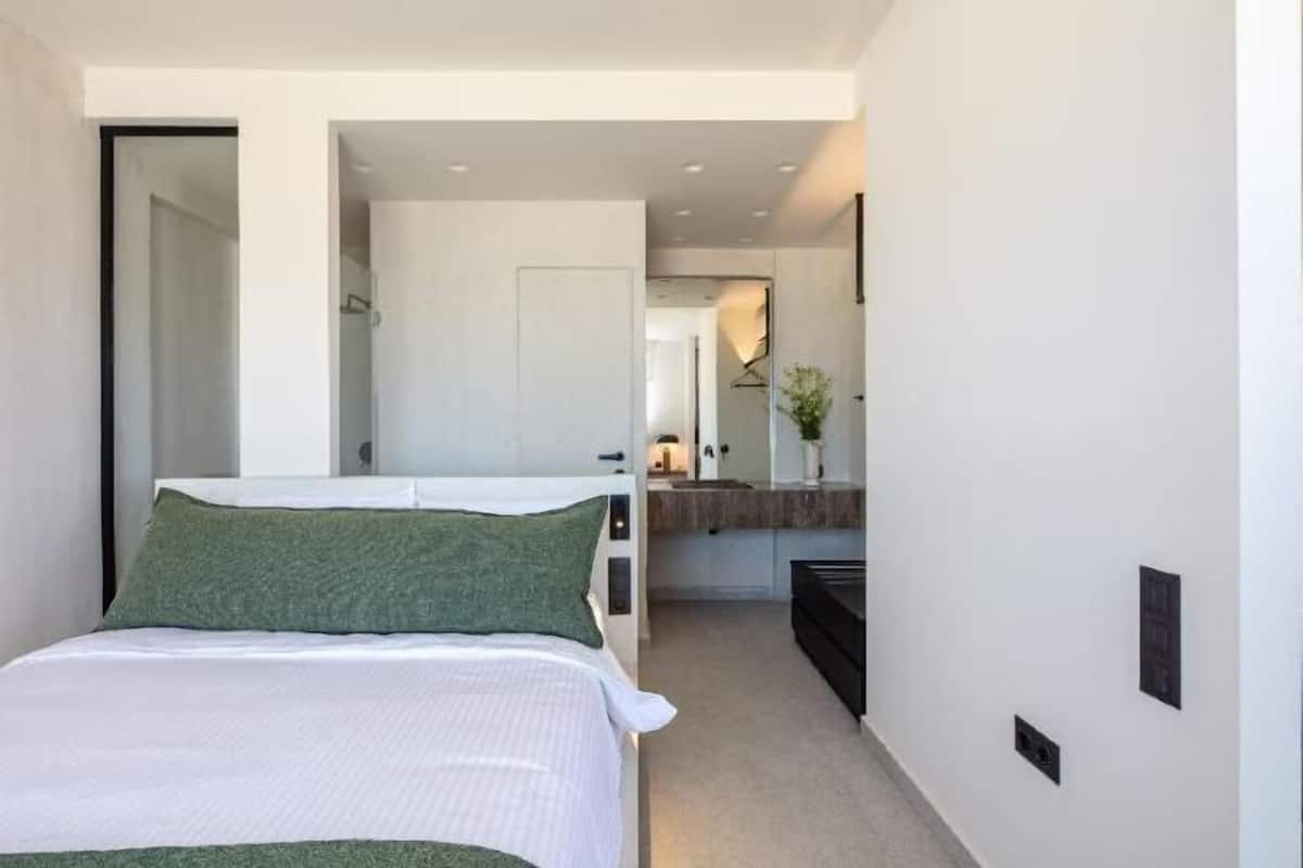Hypo-allergenic bedding available, in-room safe, desk, laptop workspace