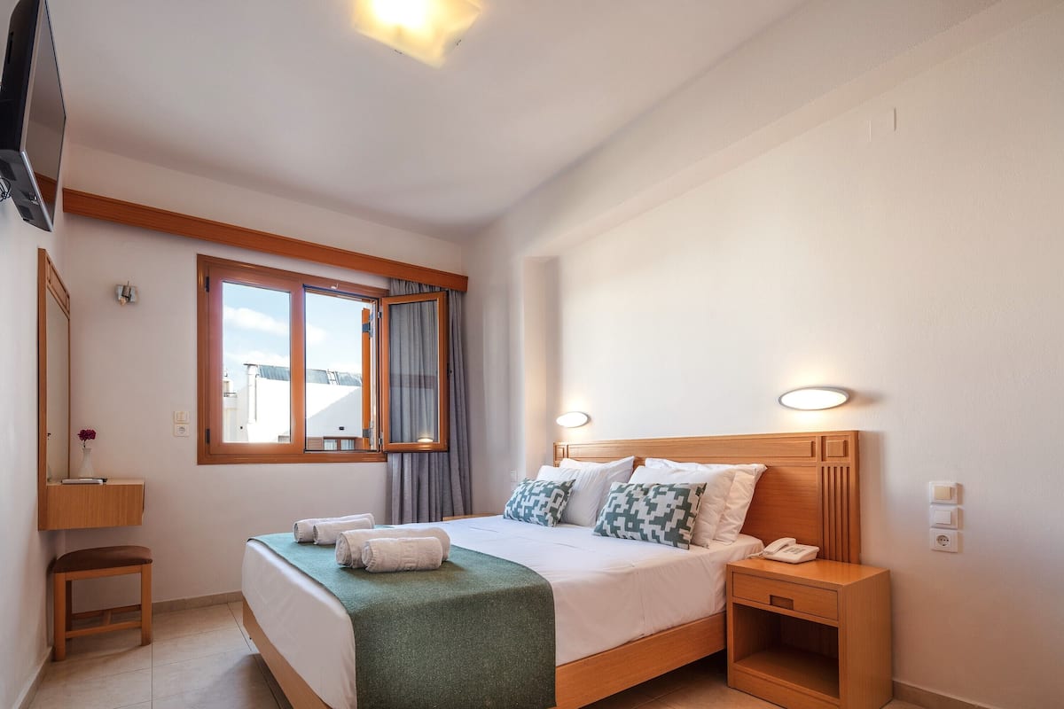 Comfort Apartment (Superior) | 1 bedroom, hypo-allergenic bedding, in-room safe, desk
