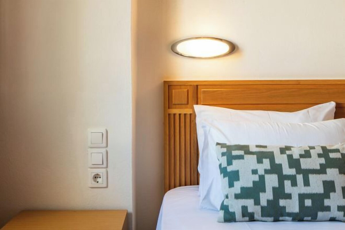 Hypo-allergenic bedding available, in-room safe, desk, laptop workspace
