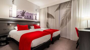 Kamer (Promo) | Een minibar, een kluis op de kamer, een bureau, geluiddichte muren