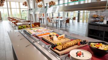 Café da manhã com buffet grátis todos os dias