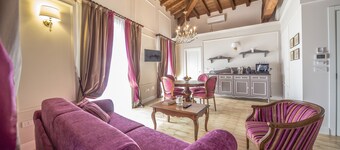 Lady Capulet Apartments