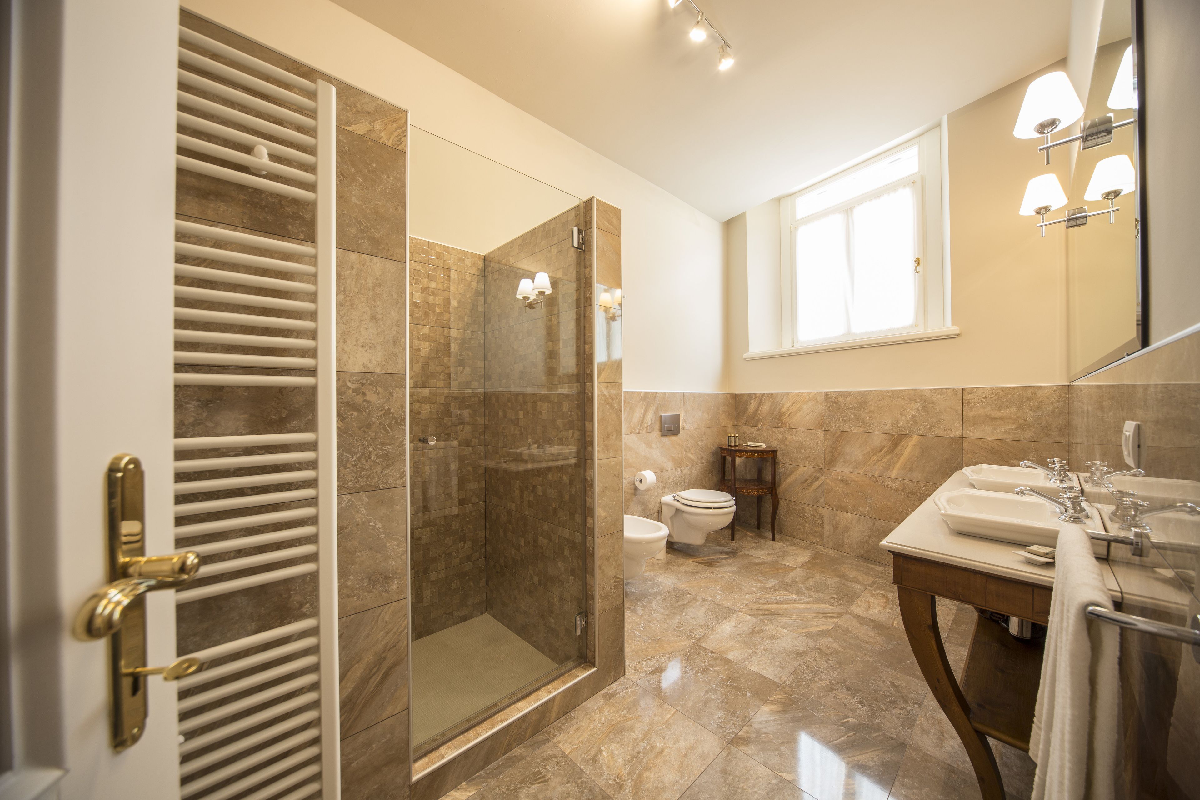 Artículos de tocador gratuitos, secador de pelo, bidet, toallas