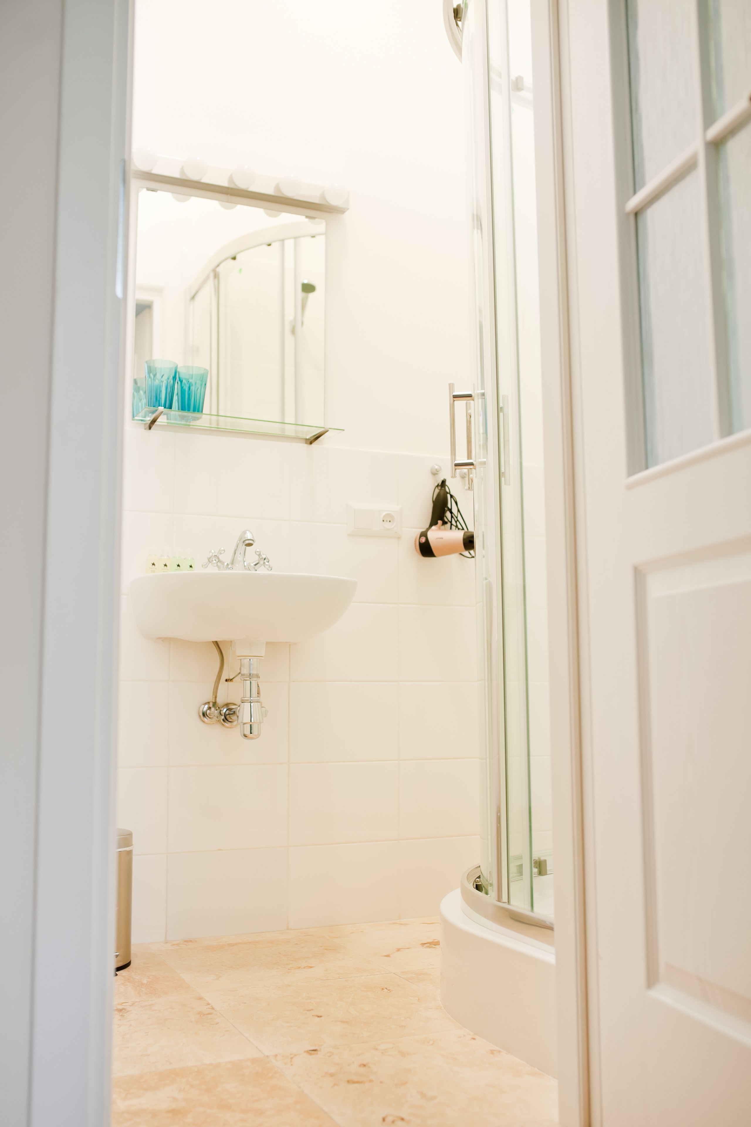 Un baño con lavabo, espejo y ducha.