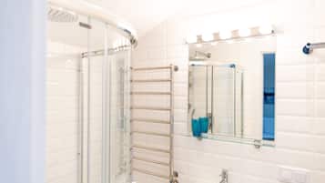 Economy Double Room | Bathroom