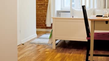 Habitación doble económica | Ropa de cama de alta calidad, edredón y escritorio