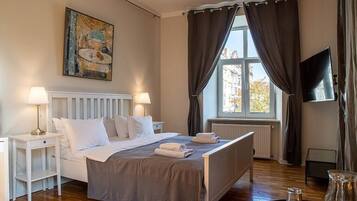 Camera Deluxe | Biancheria da letto di alta qualità, copriletto in piuma, una scrivania