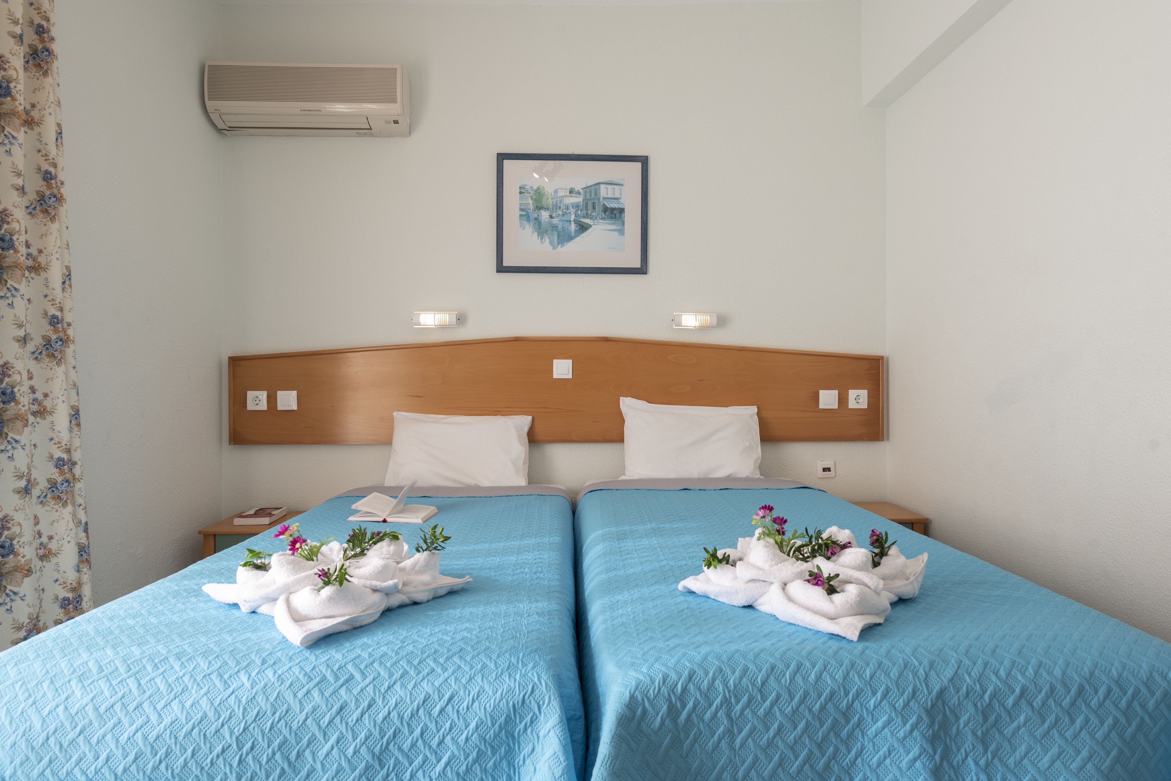 Escrivaninha, cortinas blackout, quartos à prova de som